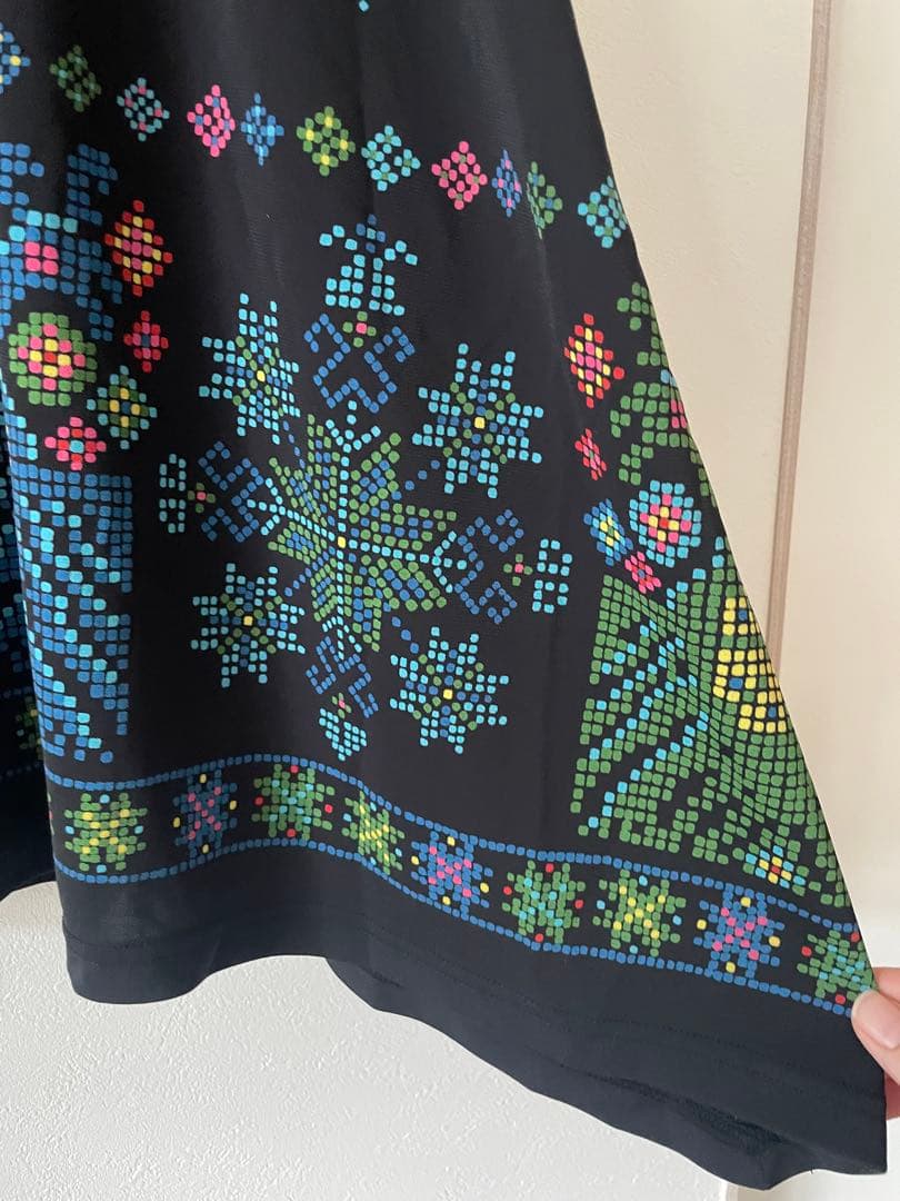 トクコプルミエブォル/カラフル幾何学模様の長袖Aラインチュニック(訳あり)