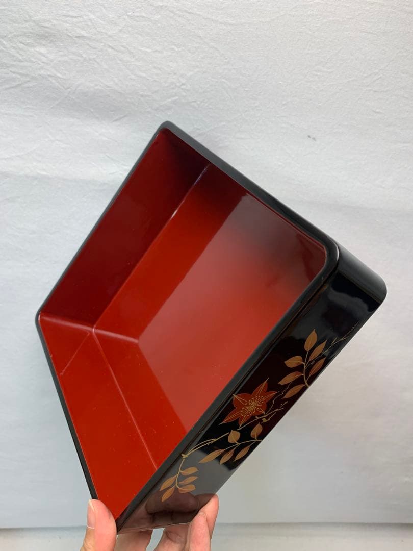 ほぼ未使用 懐石道具 木製 黒真塗 金彩花蒔絵 本重三段 重箱 内朱 紙箱