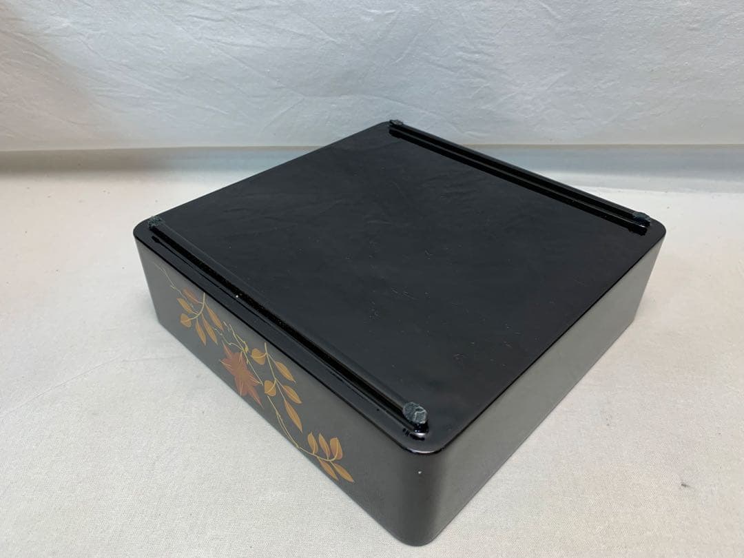 ほぼ未使用 懐石道具 木製 黒真塗 金彩花蒔絵 本重三段 重箱 内朱 紙箱