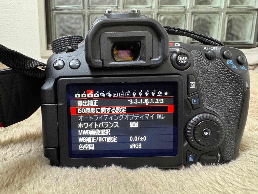 Canon EOS70D ボディ ➕ 単焦点レンズ(50mm)のセットです