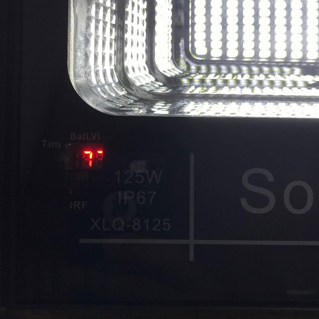 ソーラーライト　投光器　高輝度　大容量バッテリー