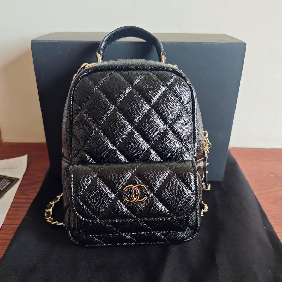 キルティングデザインのブラックバックパック、ダブルCロゴ付き。