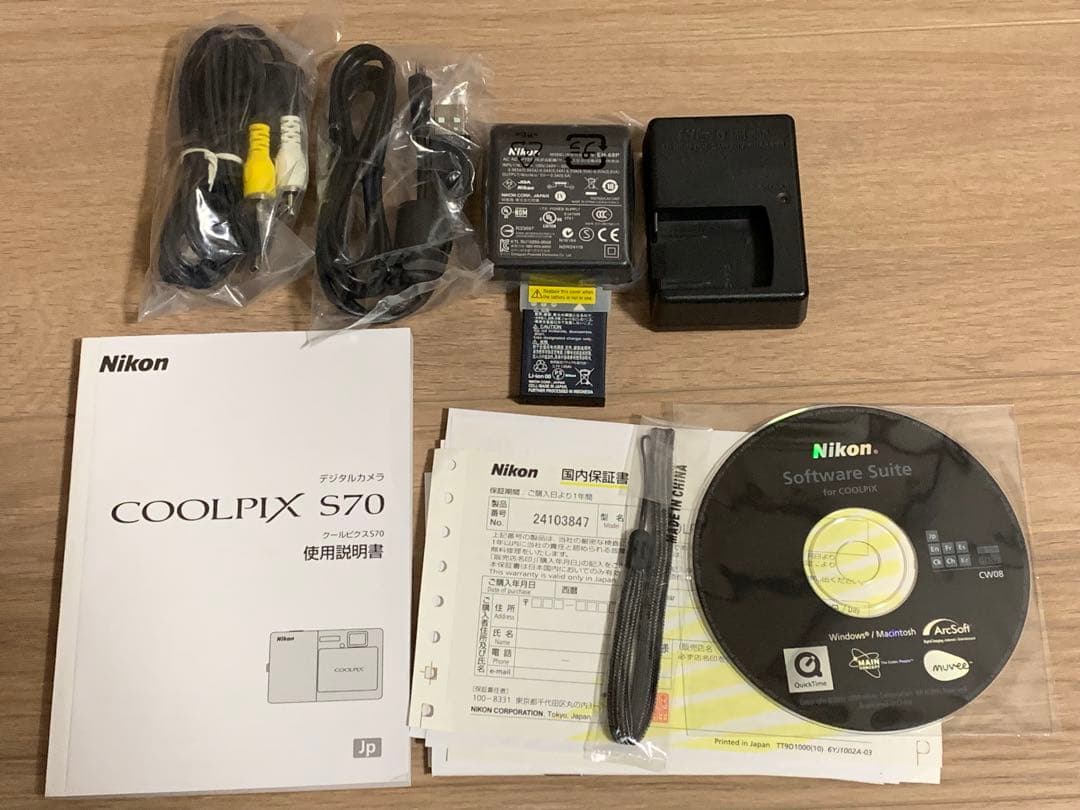 ニコン　coolpix S70 RED 極美品　クールピクス　チャージャー付き