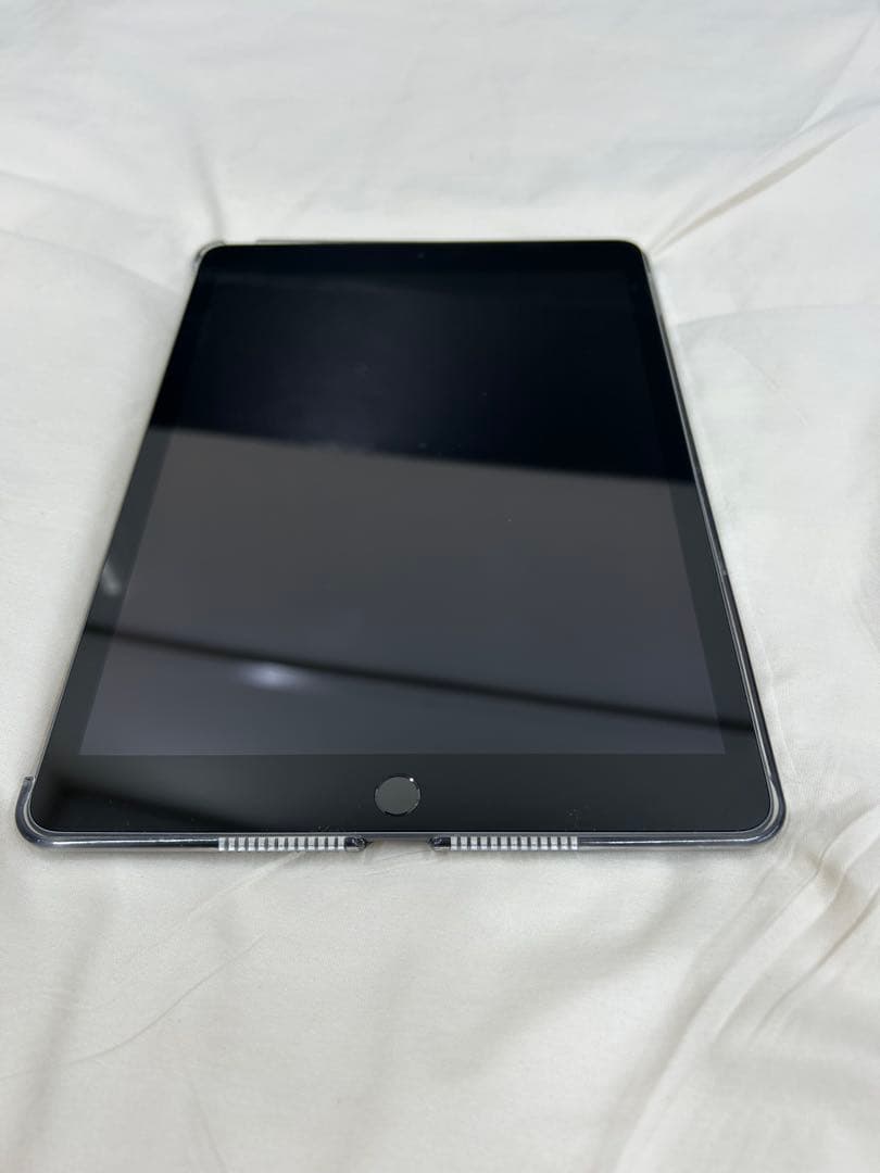 Apple iPad(第8世代) 本体 + キーボードカバー