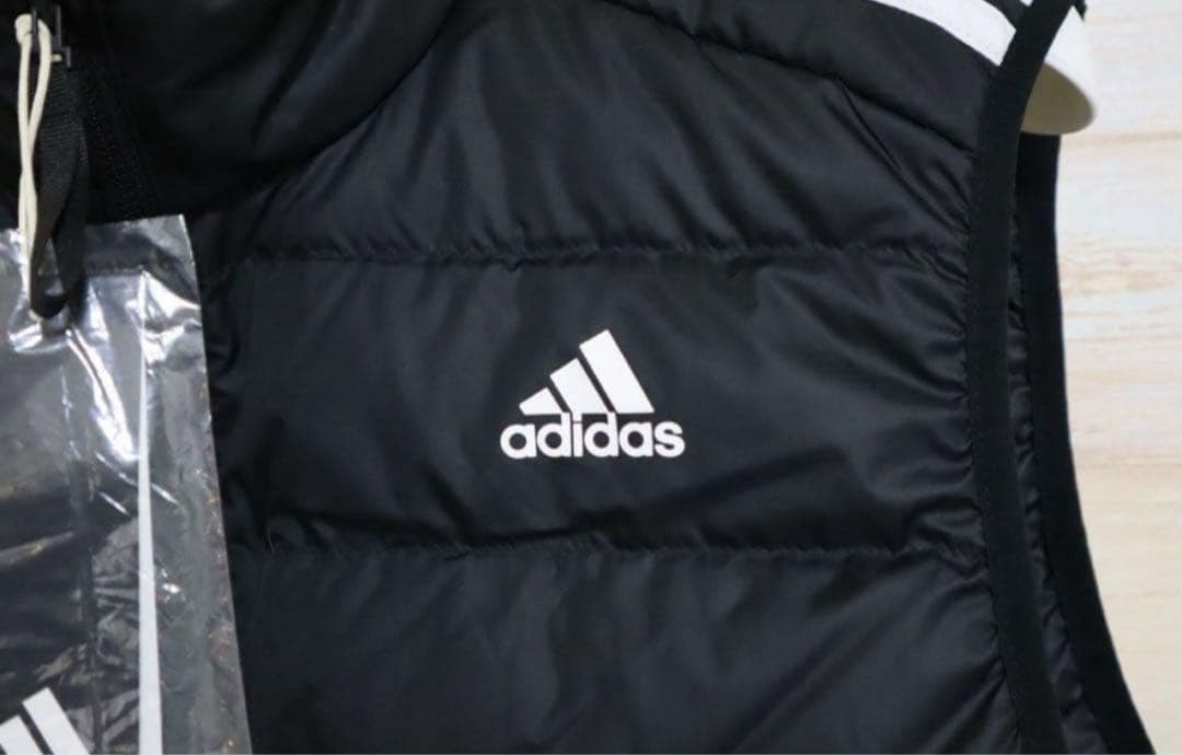 新品 Oサイズ アディダス　メンズ　エッセンシャルズ ダウンベスト 黒