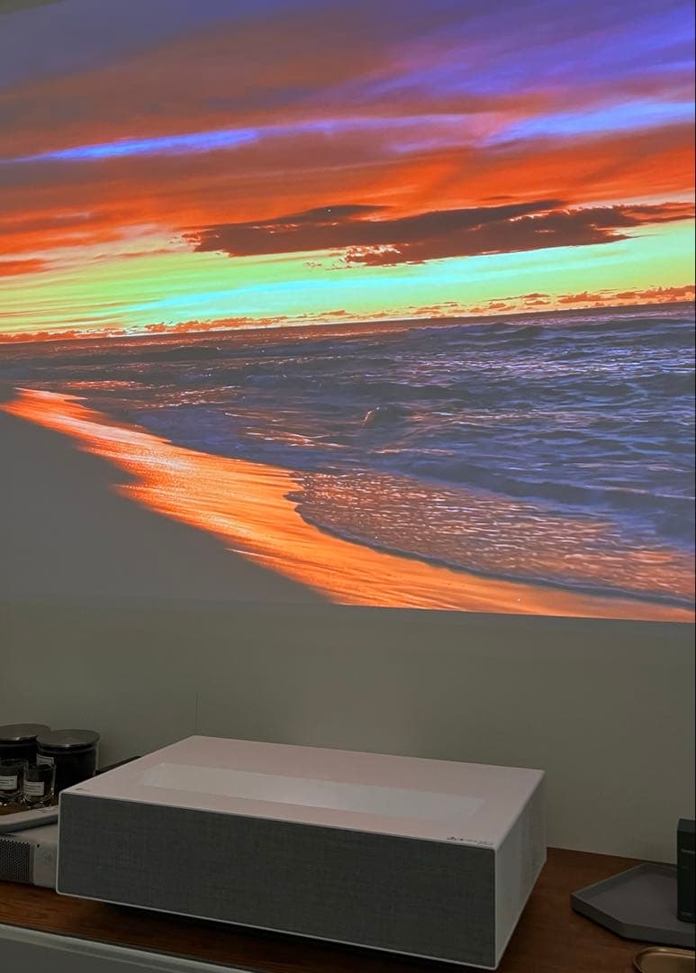 h*i様 LG 超短焦点 4K レーザー プロジェクター HU715QW 外箱付