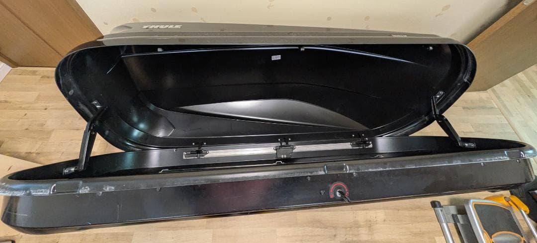 ＴＨＵＬＥ製ルーフキャリアとキャリアＢＯＸのセット