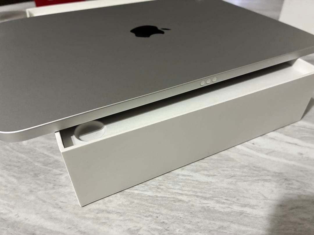 【美品】Apple iPad A16（第11世代）128GB シルバー ★おまけ