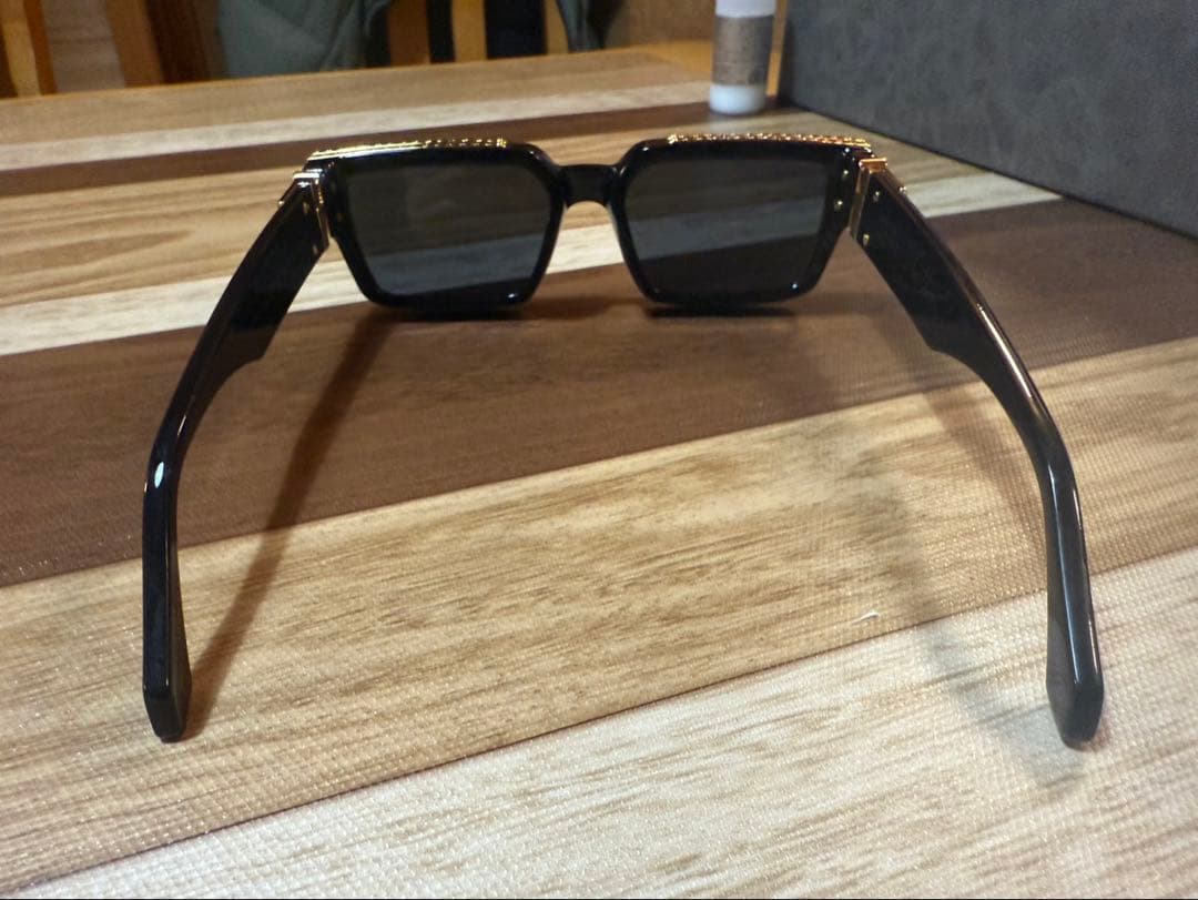 LOUIS VUITTON ブラックサングラス