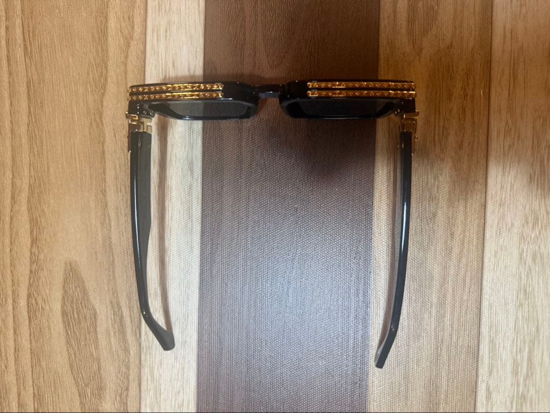 LOUIS VUITTON ブラックサングラス