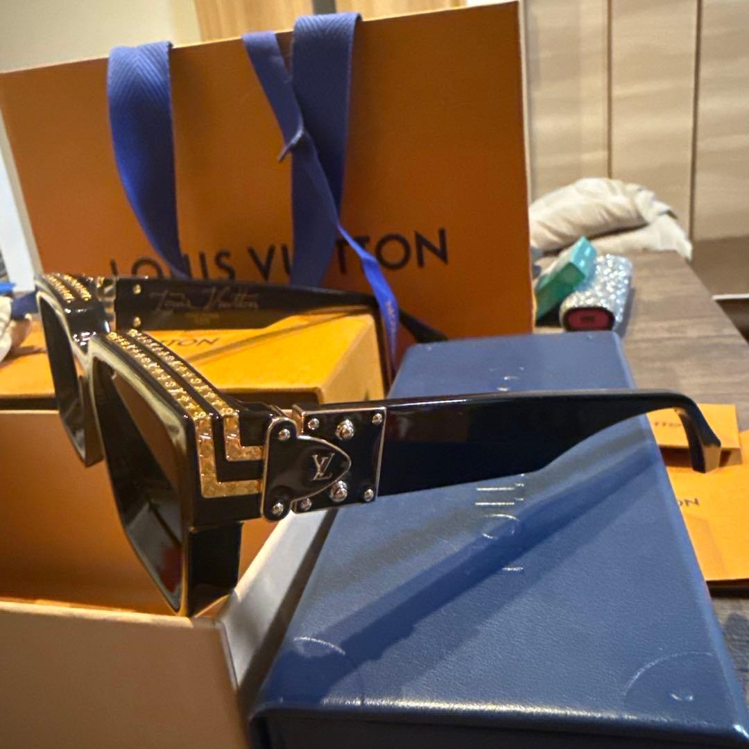 LOUIS VUITTON ブラックサングラス