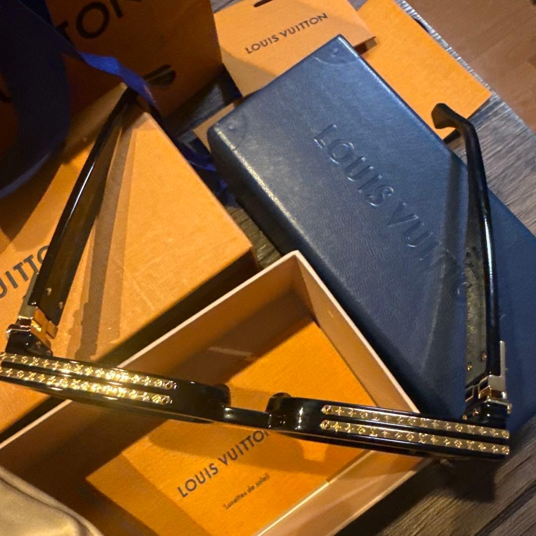 LOUIS VUITTON ブラックサングラス