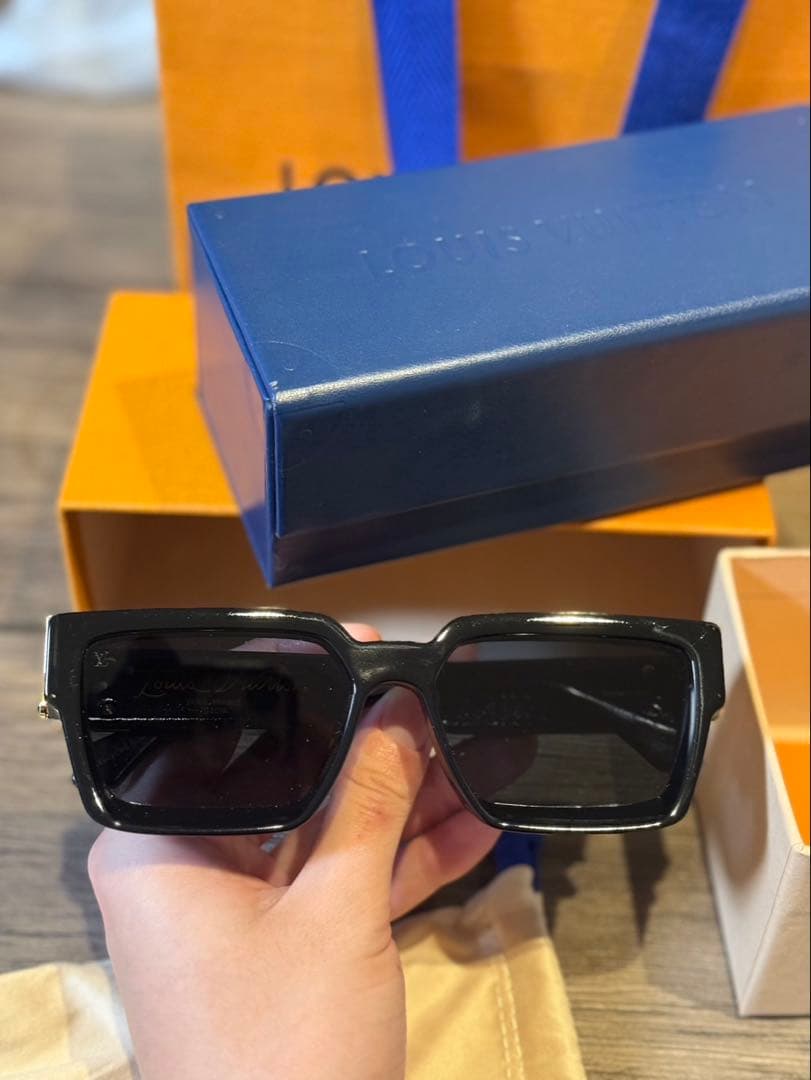 LOUIS VUITTON ブラックサングラス