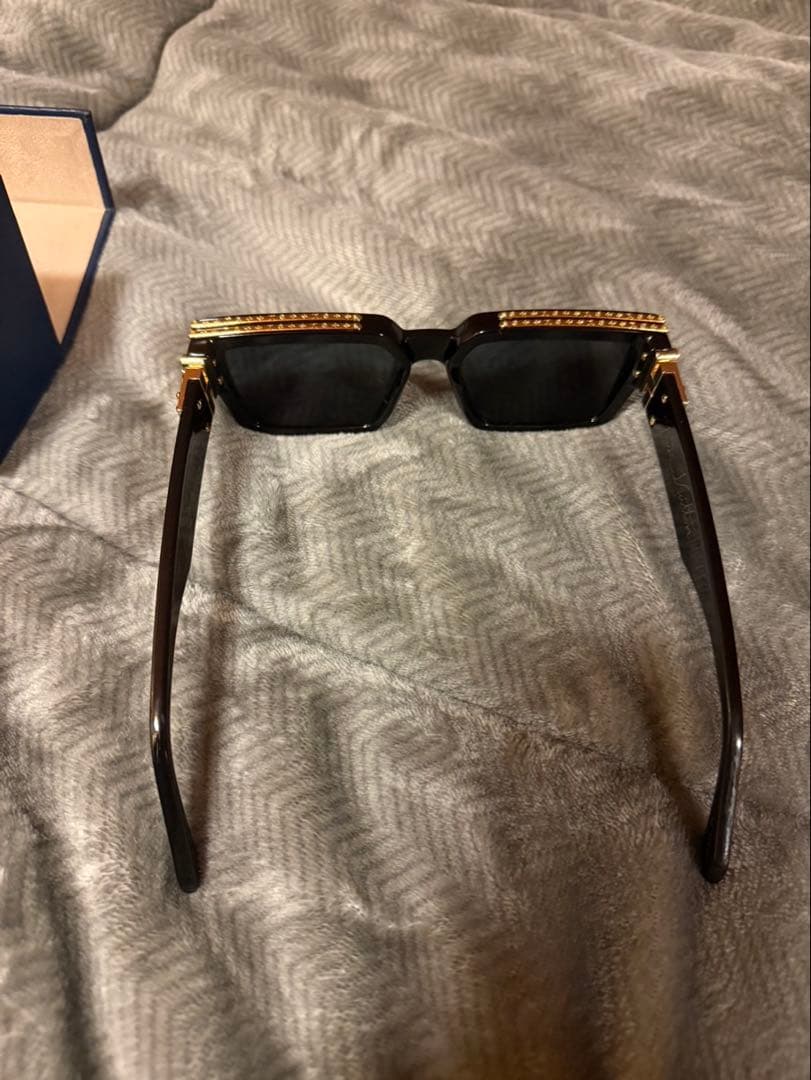 LOUIS VUITTON ブラックサングラス