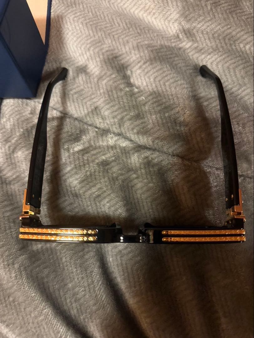 LOUIS VUITTON ブラックサングラス