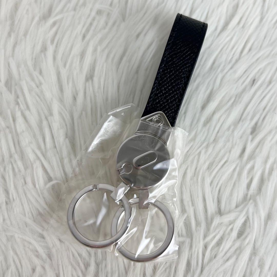 新品♡保存袋♡箱付♡サルヴァトーレフェラガモ ガンチーニ ロゴ キーリング