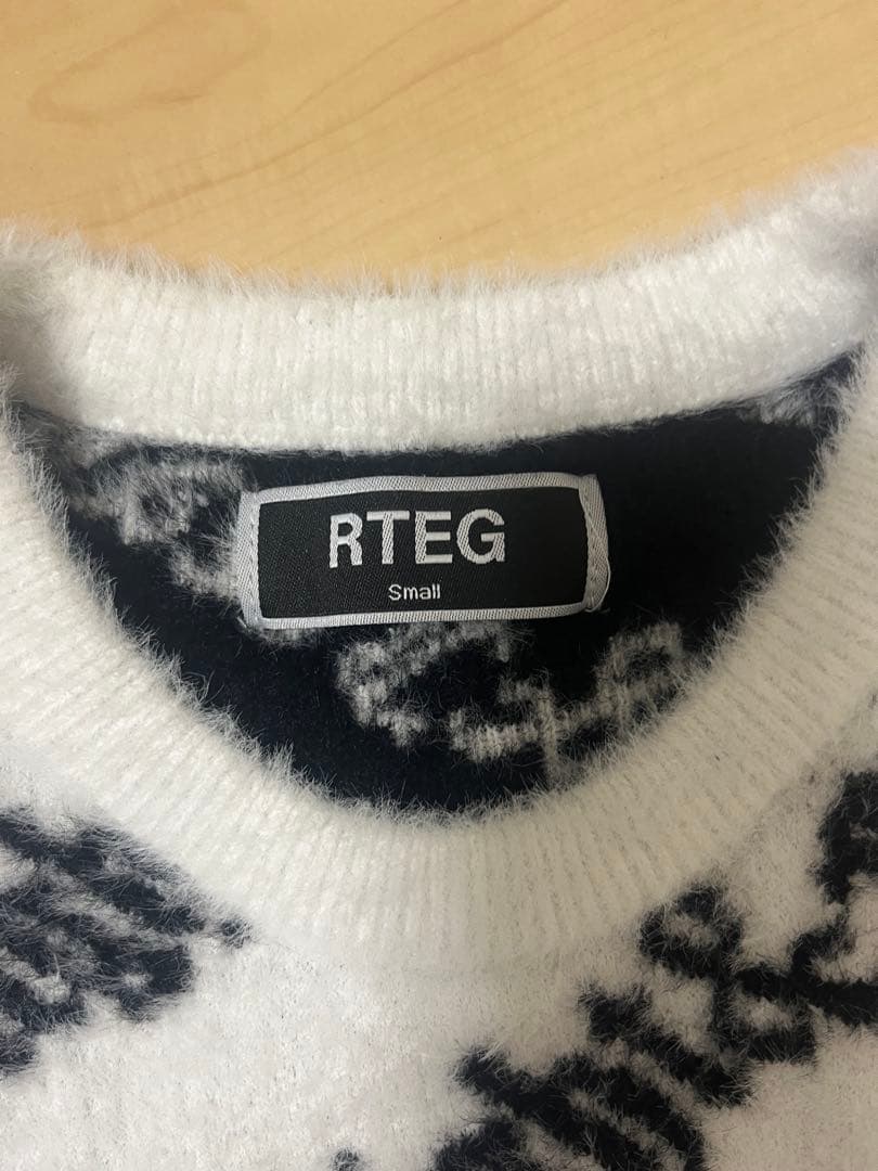 秋元強真着用　アダムスジャグラー　ニット