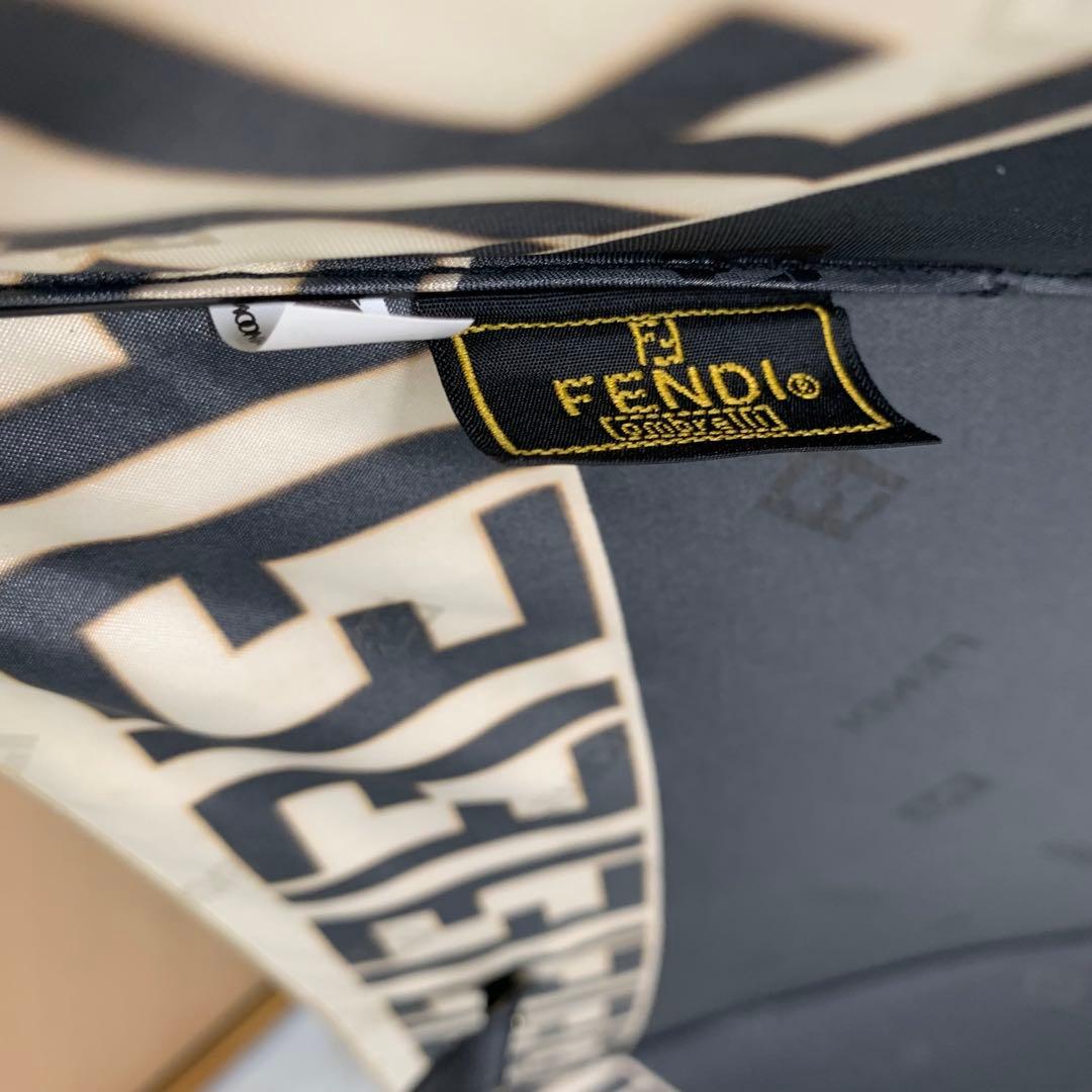 美品！FENDI フェンディ　折りたたみ傘　　雨傘　ズッカ　総柄