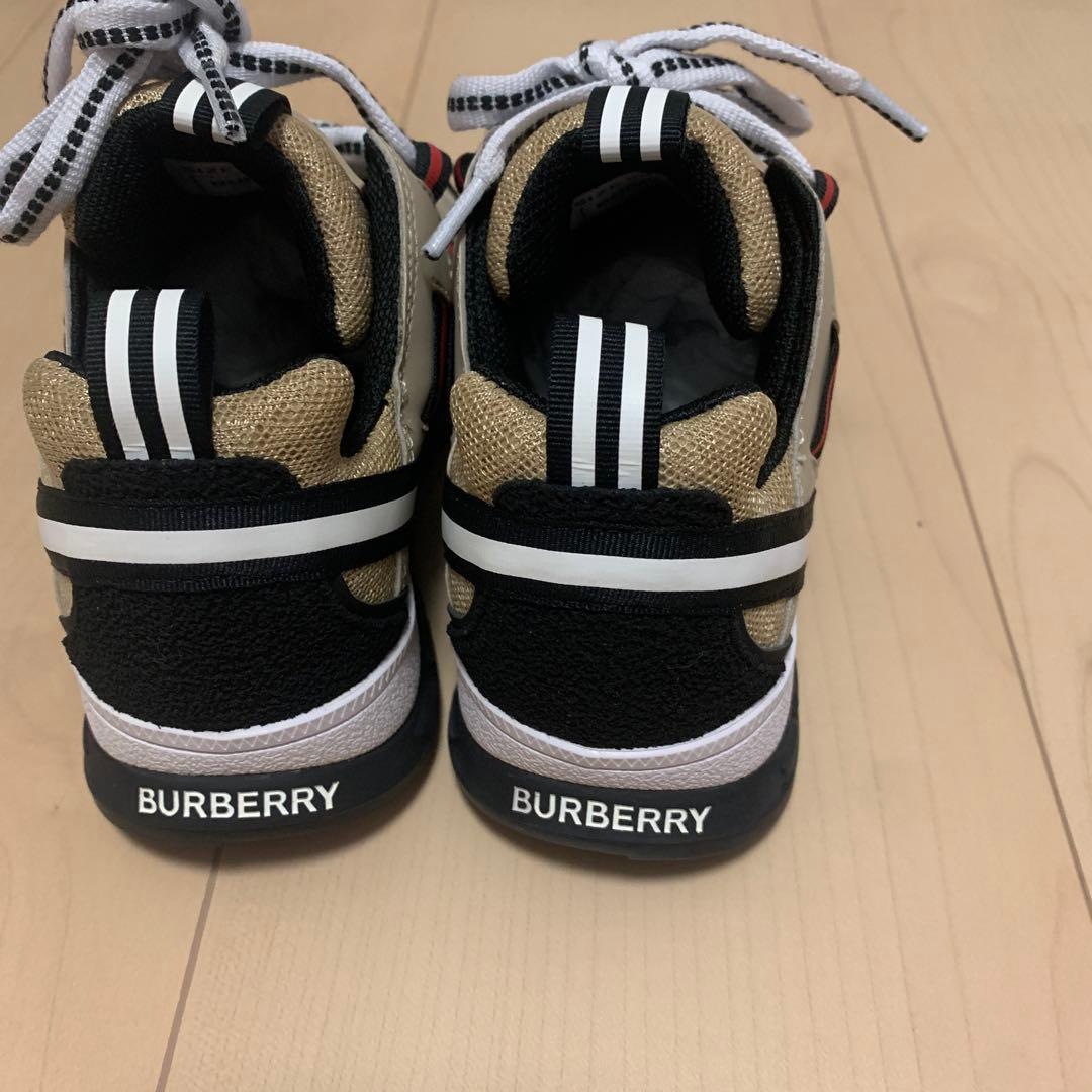 Burberry ローカットスニーカー ベージュ/黒/赤