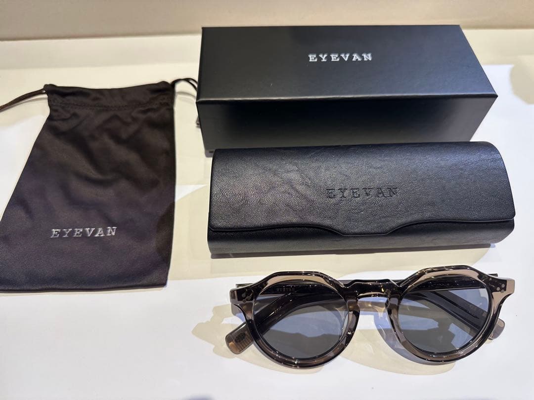 もんちっち　EYEVAN MASON グレー サングラス