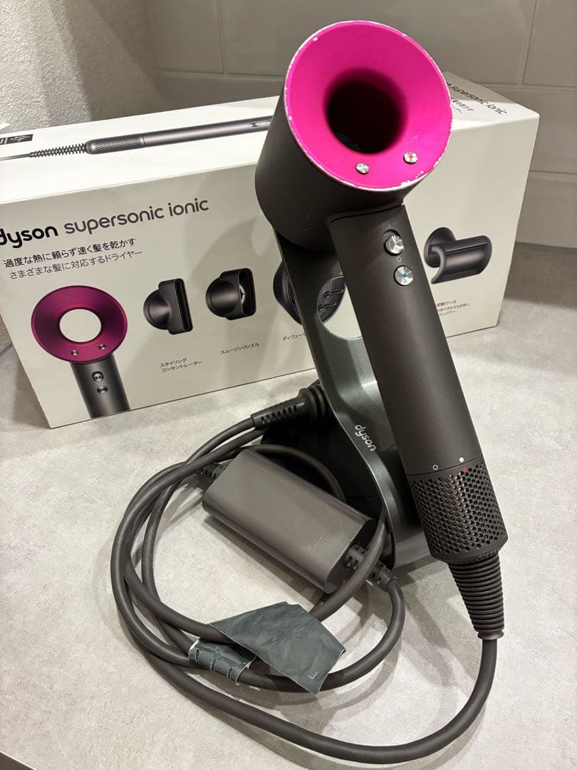 Dyson supersonic ionic ヘアドライヤー(付属品付き)