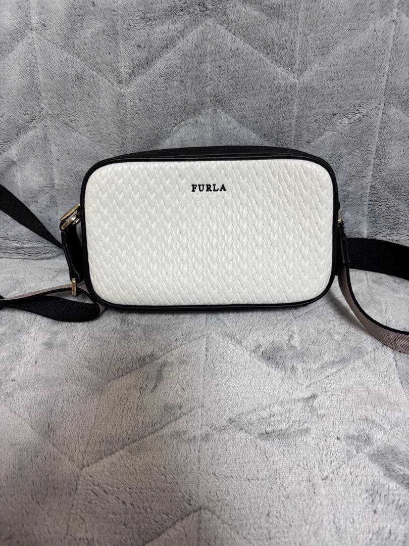 FURLA ショルダーバッグ　ホワイト　クロスボディーポーチ　キルティング