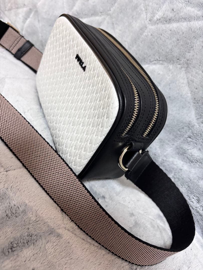 FURLA ショルダーバッグ　ホワイト　クロスボディーポーチ　キルティング