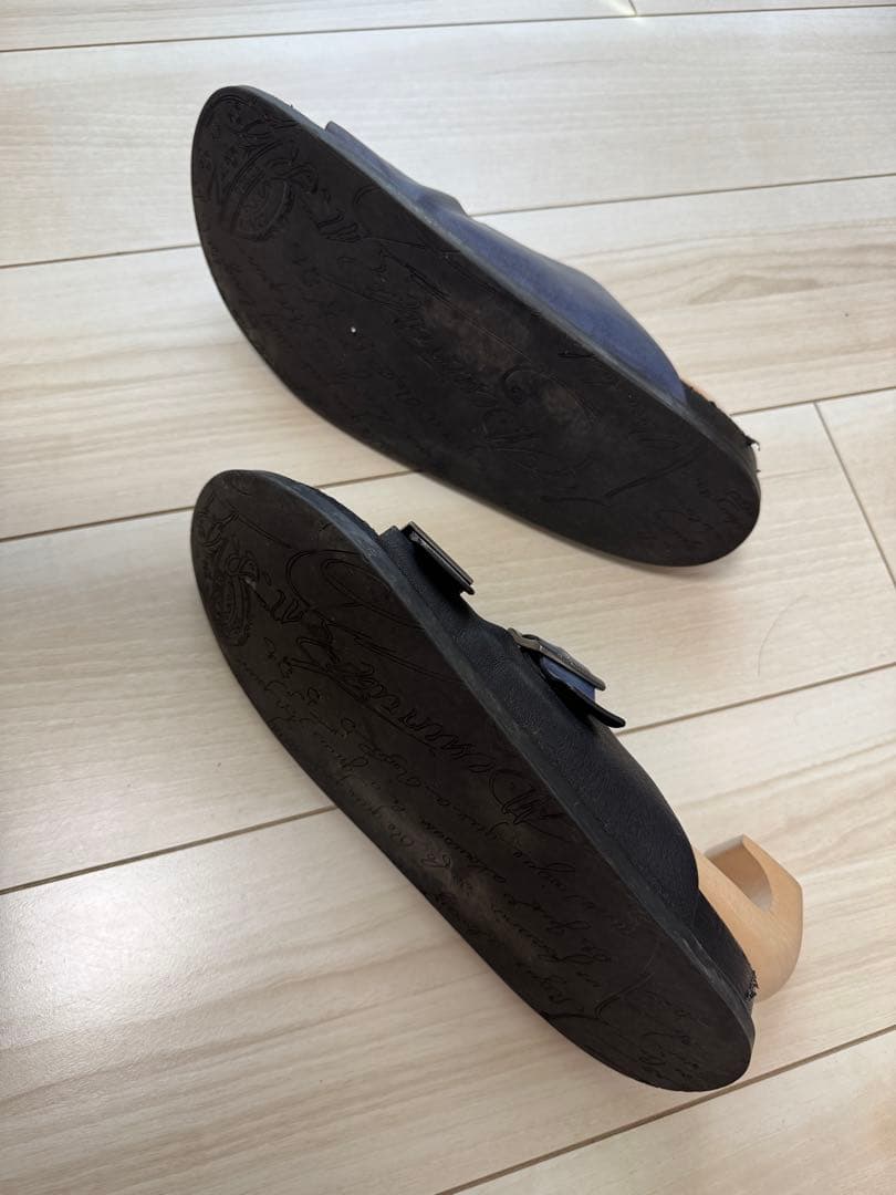 BERLUTI グレー サンダル バックル付き