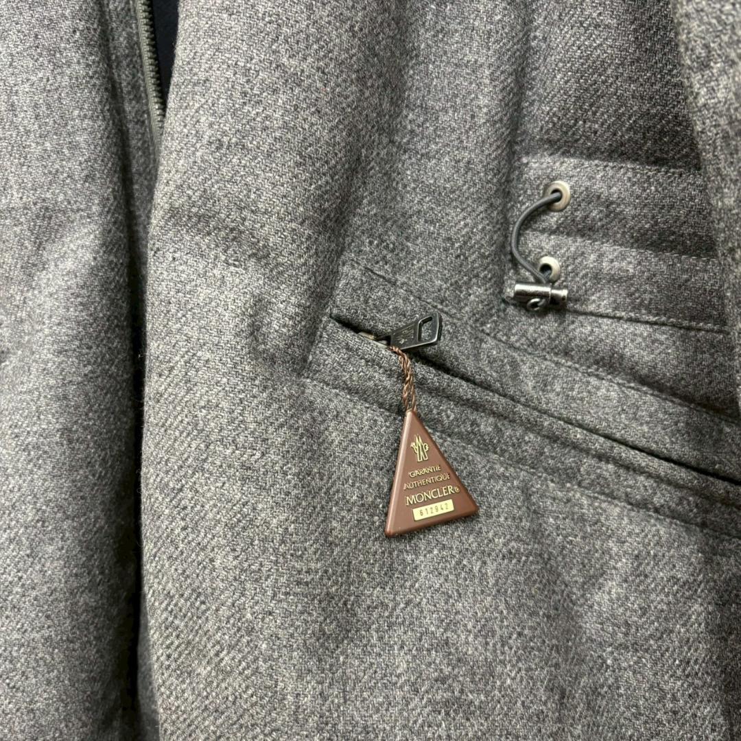 MONCLER モンクレール　グレー ダウンコート N2285