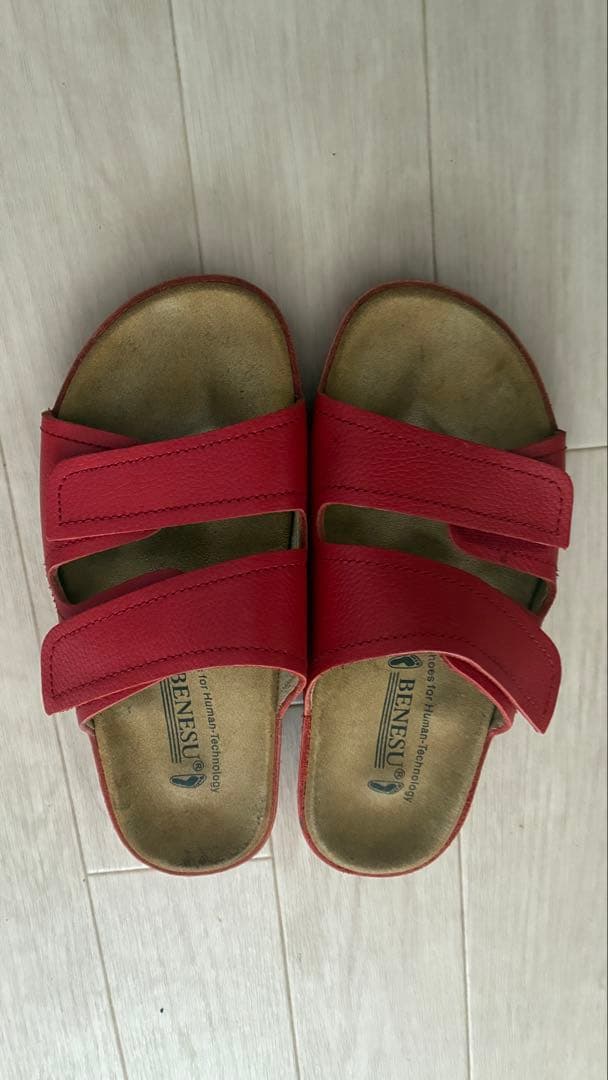 ベネッシュ BENESU 外履きサンダル 24㎝ 赤