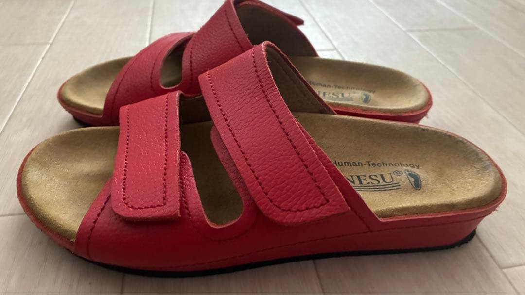 ベネッシュ BENESU 外履きサンダル 24㎝ 赤