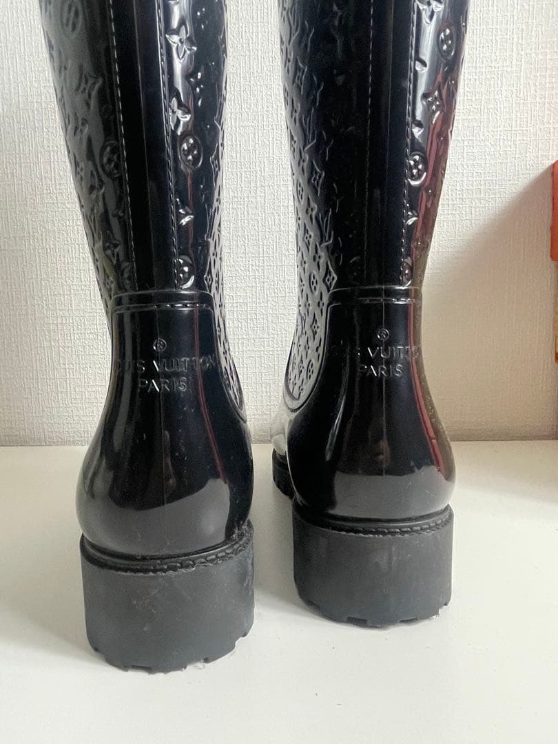 黒のロゴパターンラバーブーツ