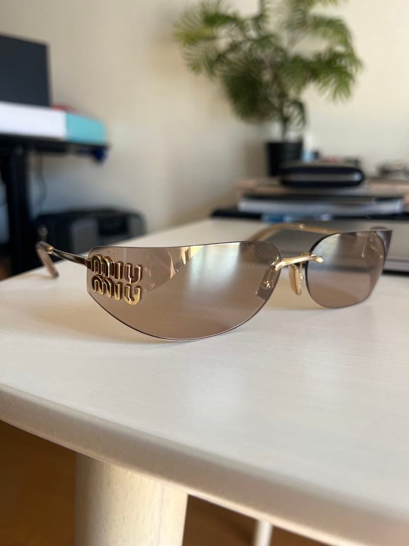 miu miu サングラス グレー レンズ ゴールド フレーム
