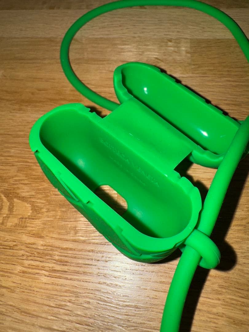 ほぼ新品極美品　ボッテガヴェネタ　Airpods Pro ケース パラキート 緑