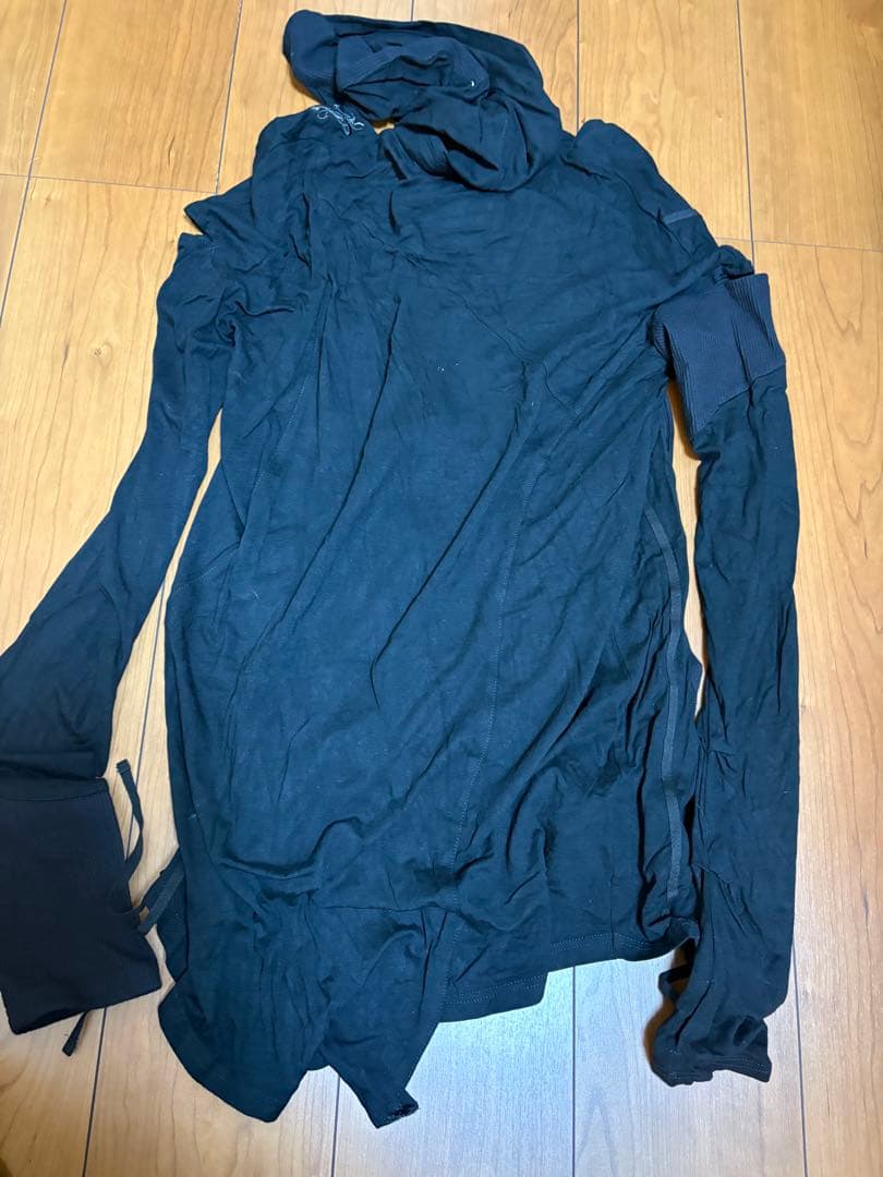 フード付きブラック長袖カットソー