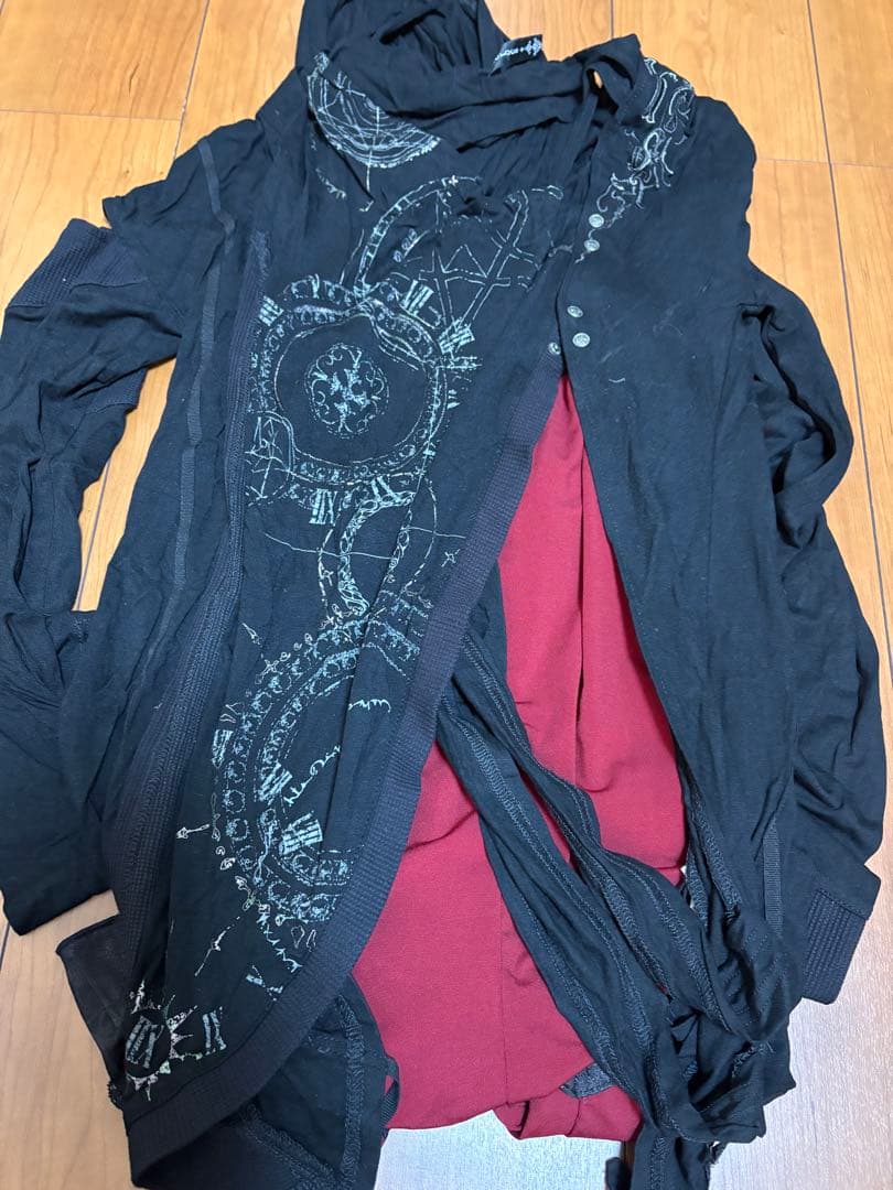 フード付きブラック長袖カットソー