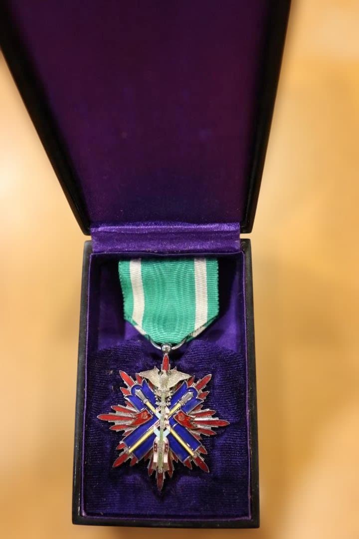 勲章　（功五級金鵄勲章）ケース付き