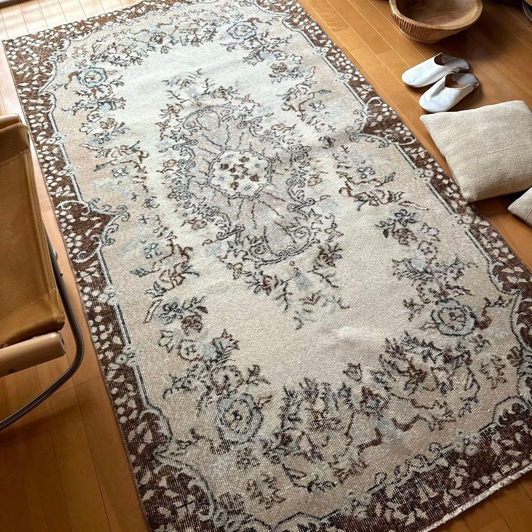 113×207花や実　淡いベージュ×クリーム×ブラウン　トルコヴィンテージラグ