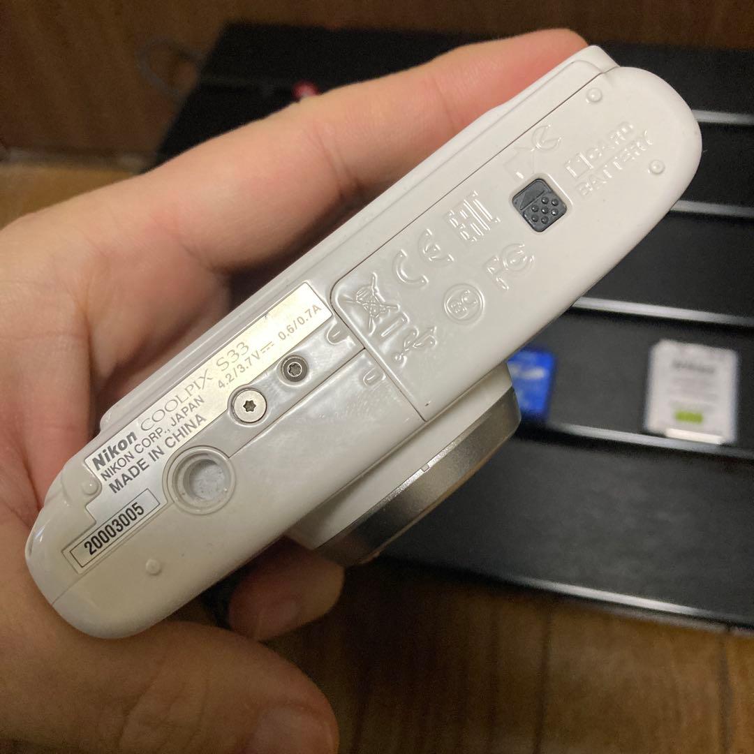 美品　Nikon COOLPIX S33 ホワイト SDカード&充電器付