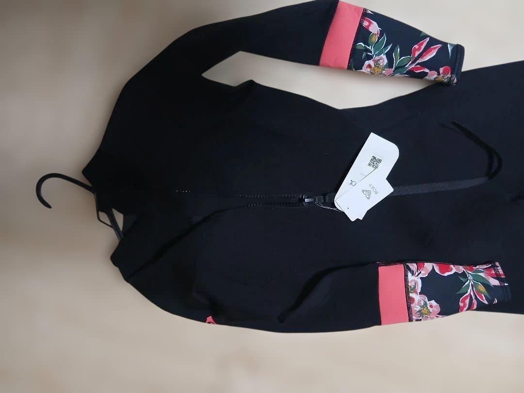 ROXY フルスーツ 黒 花柄