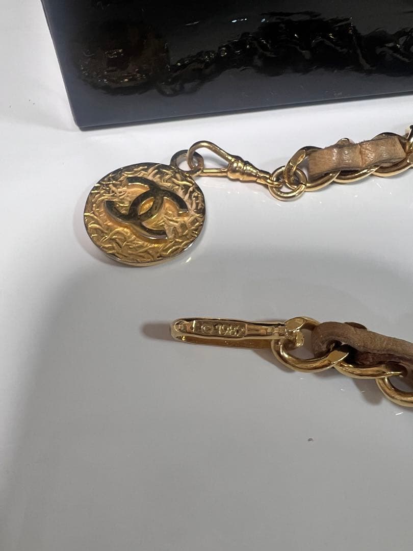 CHANEL チェーンベルト メダル付き(外箱無し)