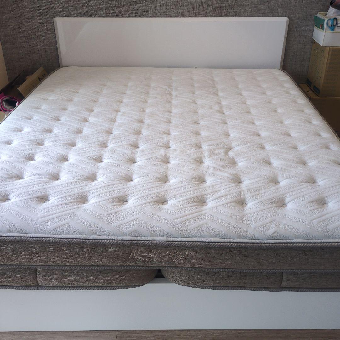 ニトリ　クイーンサイズベッドフレーム (マットレス付き)