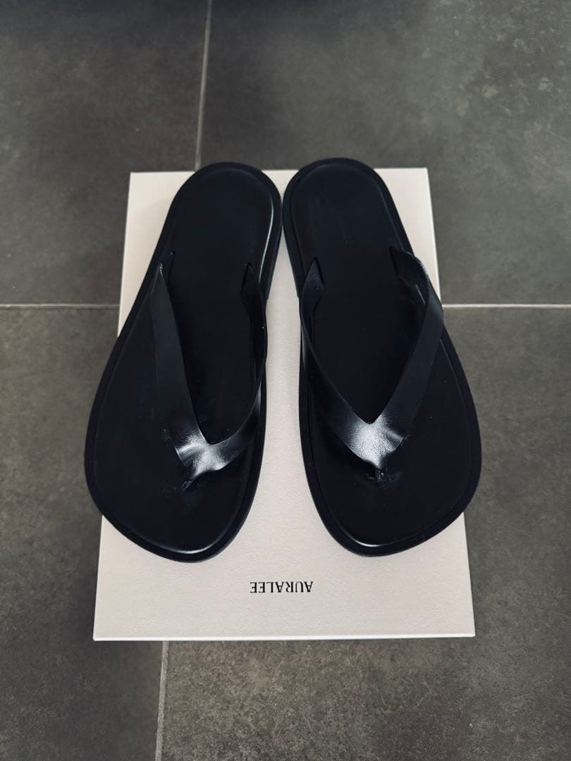 AURALLE レザートングサンダル26cm