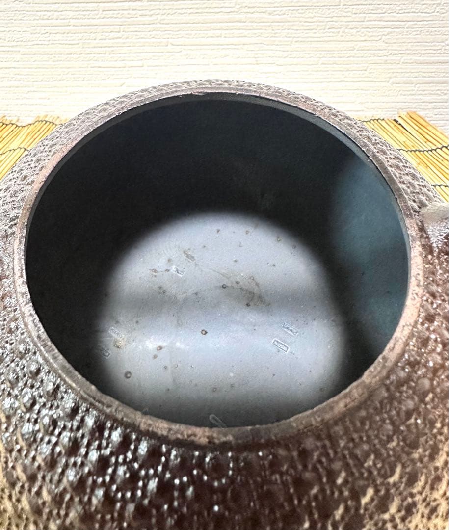 未使用品　岩手県奥州水沢幸工芸　現代の名工 佐藤勝久造　丸平型亀甲霰　南部鉄瓶