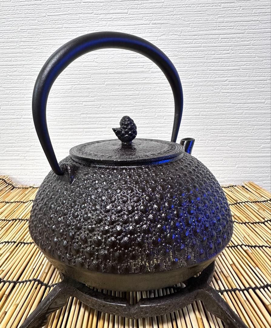 未使用品　岩手県奥州水沢幸工芸　現代の名工 佐藤勝久造　丸平型亀甲霰　南部鉄瓶