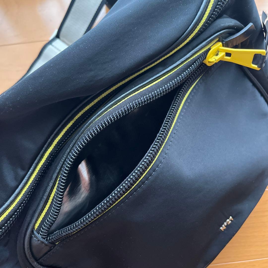 N°21 ブラック ボディバッグ　大容量