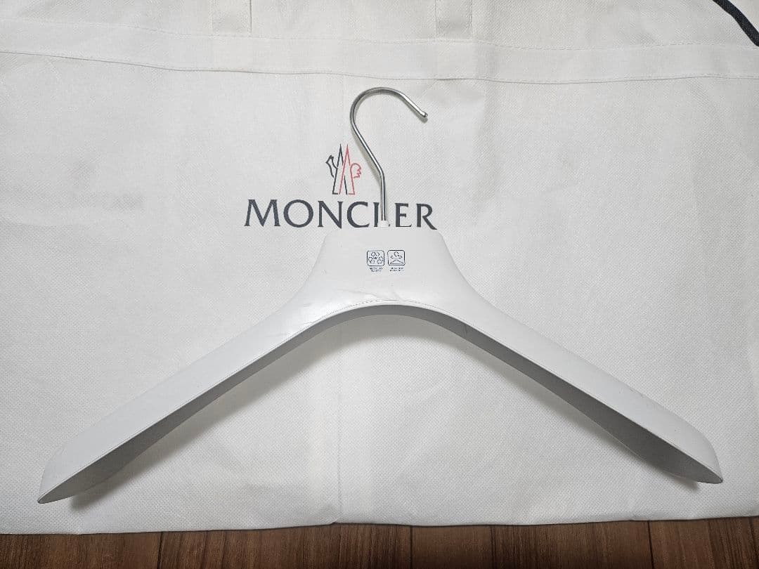 MONCLER 衣類カバー5枚とハンガー1本