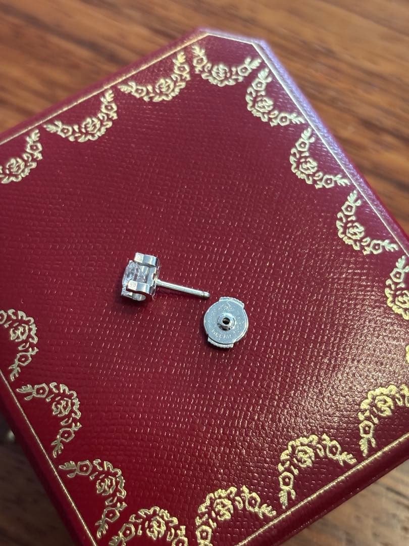 カルティエ0.6ctCドゥダイヤピアス　片耳