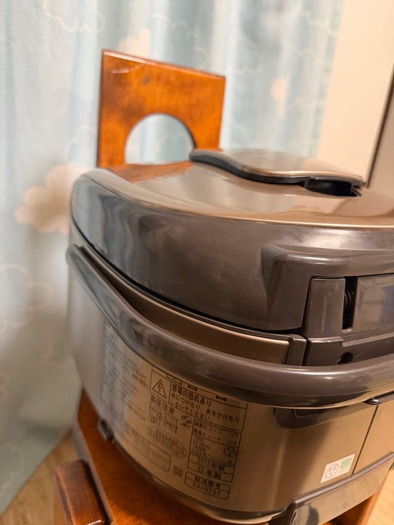日立 大容量 圧力IH炊飯器 1升炊き 黒厚鉄釜 ライトブラウンRZ-WG18M