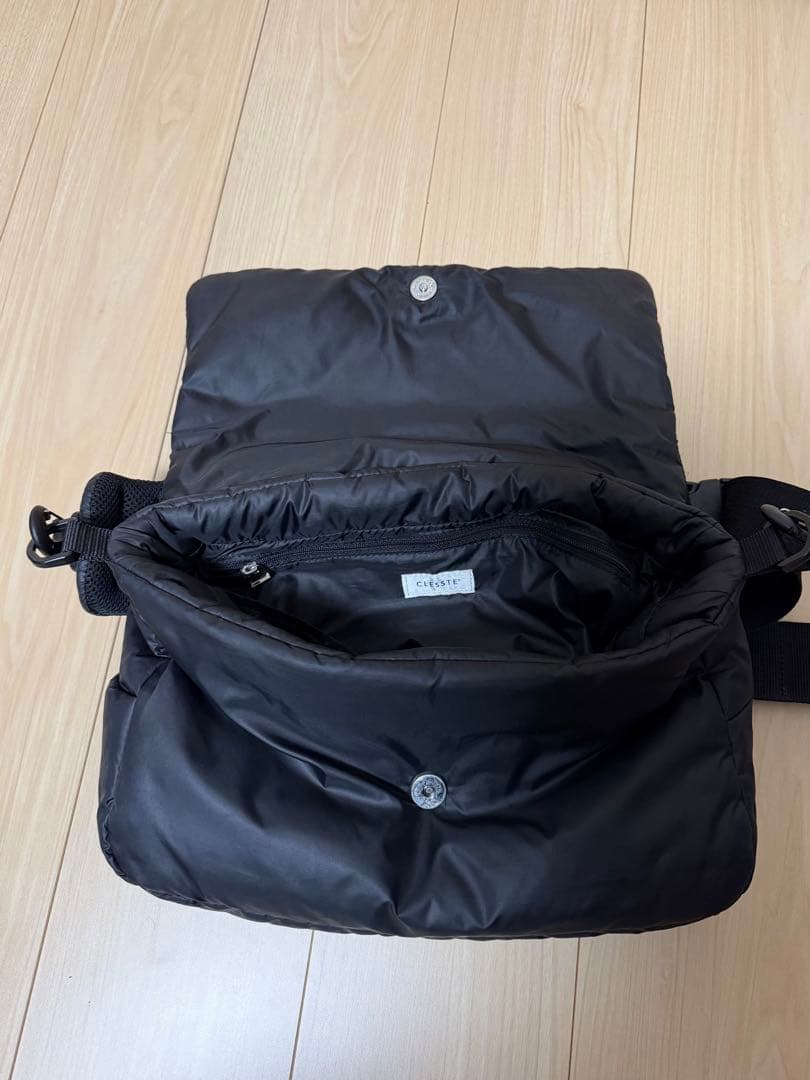 バッグ CLESSTE PADDED FLAP HOLIDAY BAG(BLACK)